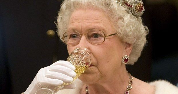 Královna musí podle lékařů přestat s pitím.
