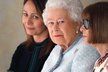 Královna Alžběta II. navštívila londýnský Týden módy. Seděla vedle Anny Wintour.
