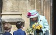 Školáci předávají královně květiny.