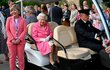 Královna po výstavě květin jezdila v golfovém vozítku.