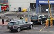 Auto, ve kterém má sedět princ Harry, přijíždí na letiště v Aberdeenu.