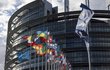 Vlajka Evropské unie u sídla Evropské rady ve Štrasurku vlaje na půl žerdi.