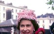 Královna Alžběta II. ráda nosila pastelové kostýmky