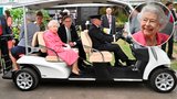 Problémy s pohybem přetrvávají! Alžběta II. absolvovala výstavu květin v luxusním vozíku