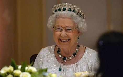 Královna Alžběta II. s korunkou se smaragdy.