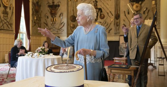 Dnes je královna Alžběta II. na trůnu přesně 70 let. Platinové výročí oslaví až v červnu, mimo jiné pudingem