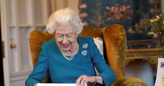Královna Alžběta II. slaví 70 let na trůnu, dostala řadu dárků
