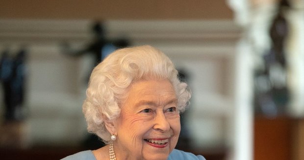 Královna Alžběta používá Philipovu hůl.