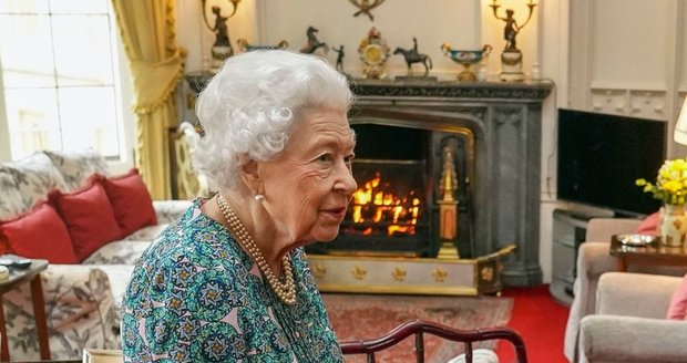 Při setkání s ministry královna připustila problémy s chůzí