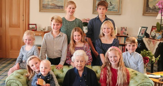 Fotka královny s vnoučaty a pravnoučaty si prošla mnoha úpravami.