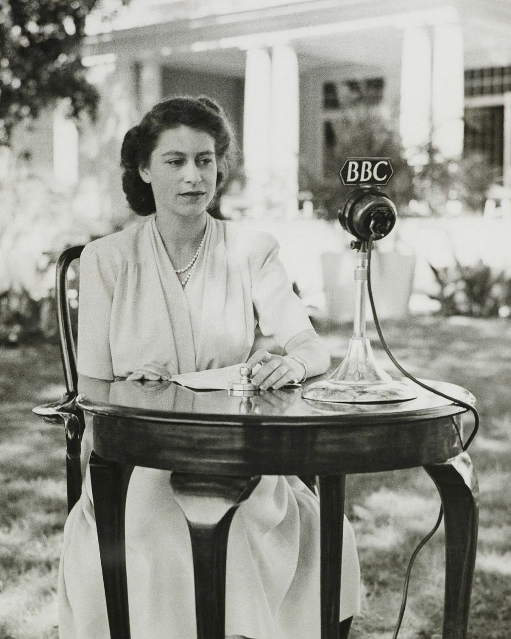 Královská rodina zveřejnila fotky královny Alžběty II. z jejího soukromého života.