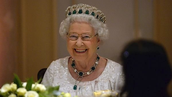 Královna Alžběta II. s korunkou se smaragdy.