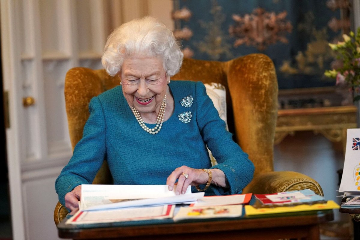 Královna Alžběta II. slaví 70 let na trůnu, dostala řadu dárků