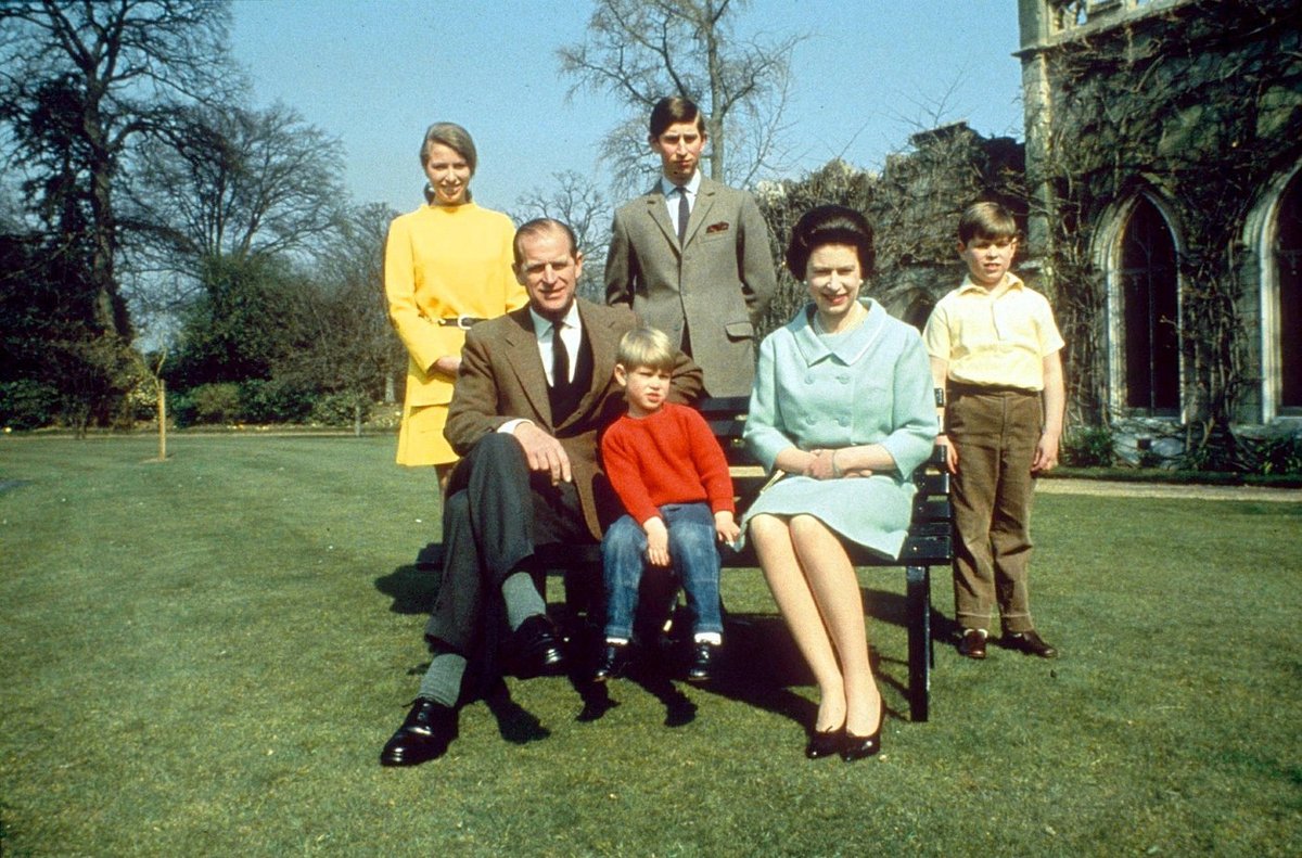 Královna s Philipem a dětmi.