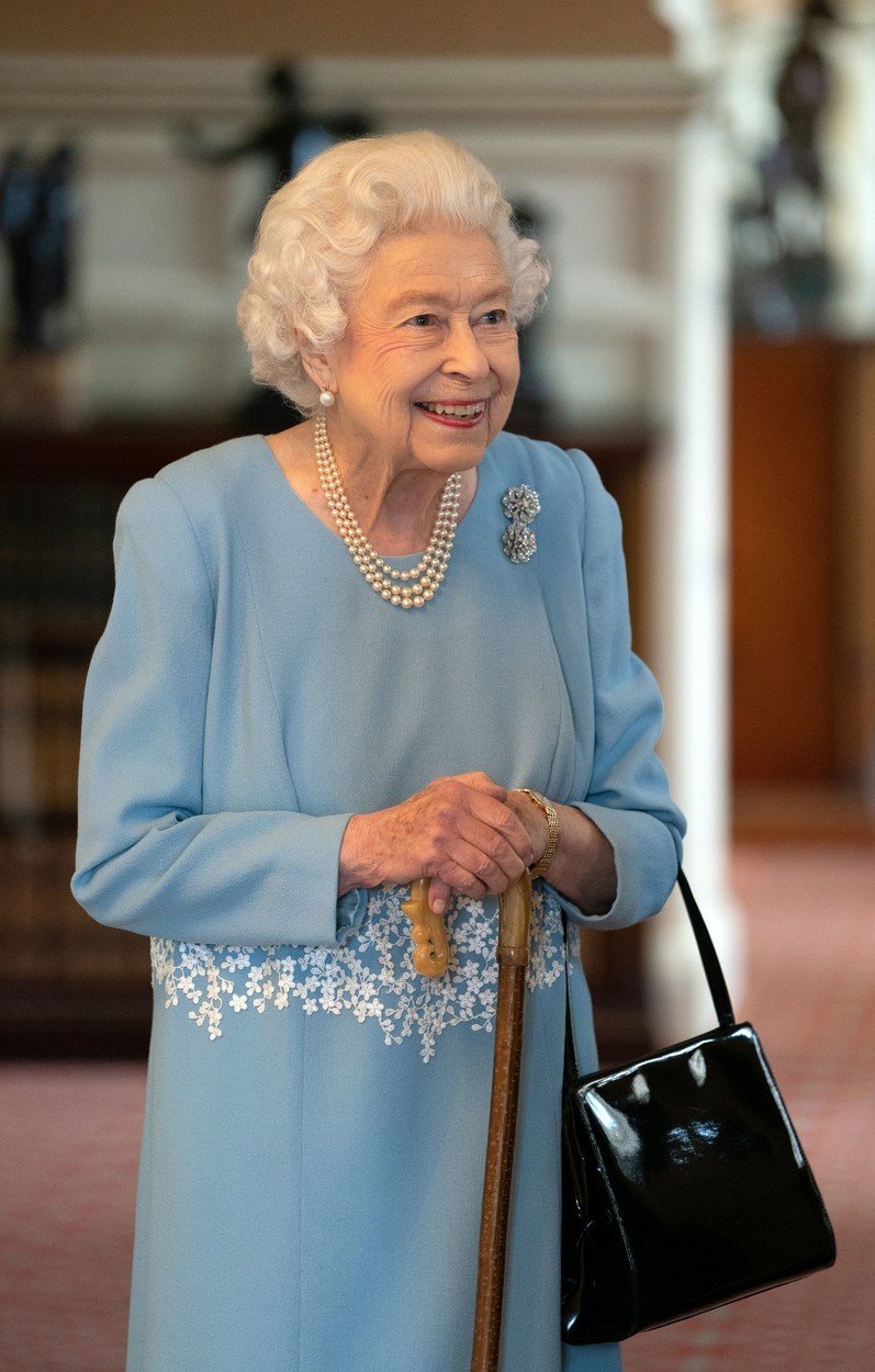 Královna Alžběta používá Philipovu hůl. 