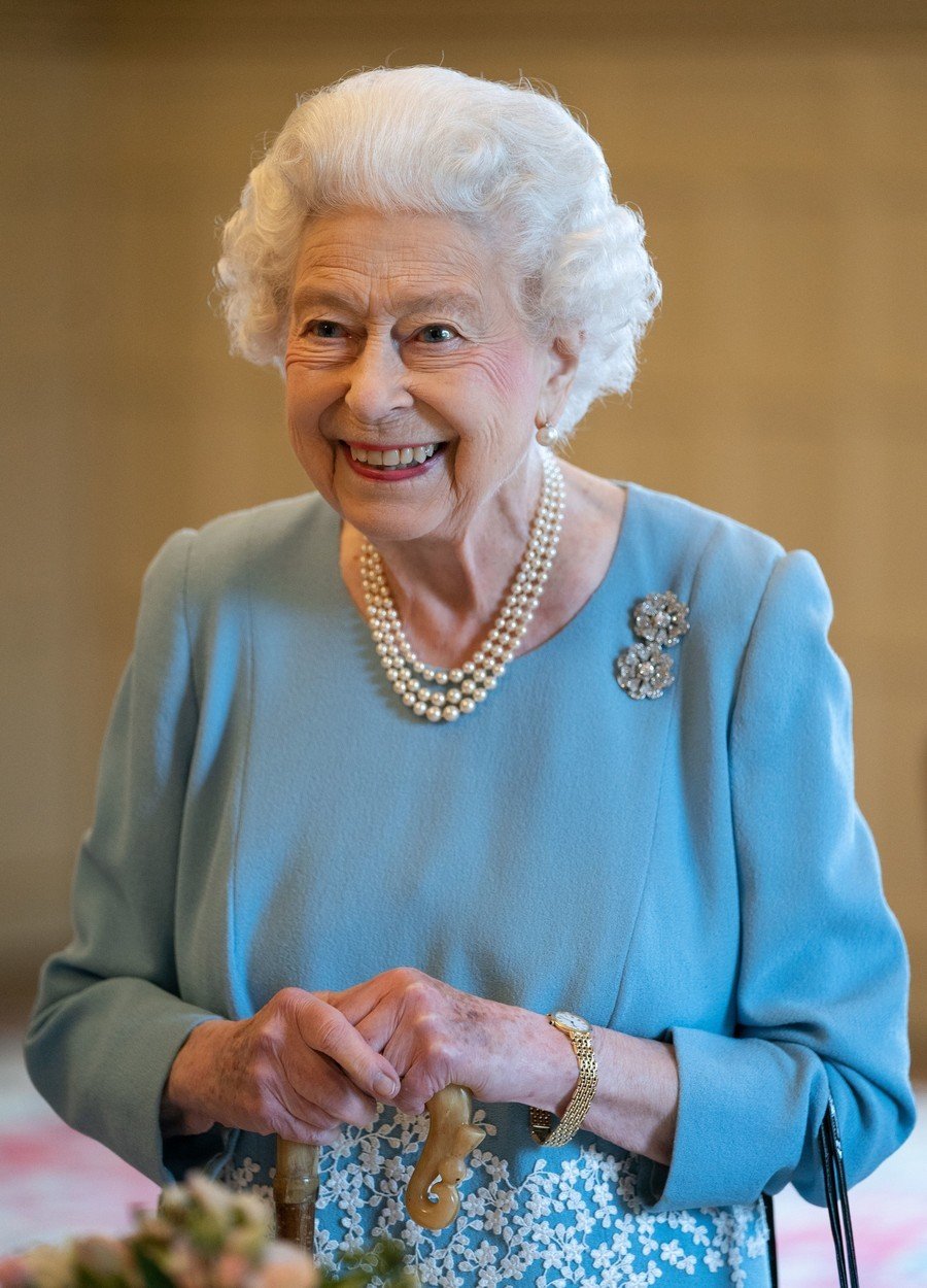 Královna Alžběta používá Philipovu hůl. 