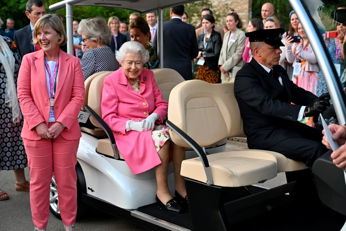 Královna po výstavě květin jezdila v golfovém vozítku.