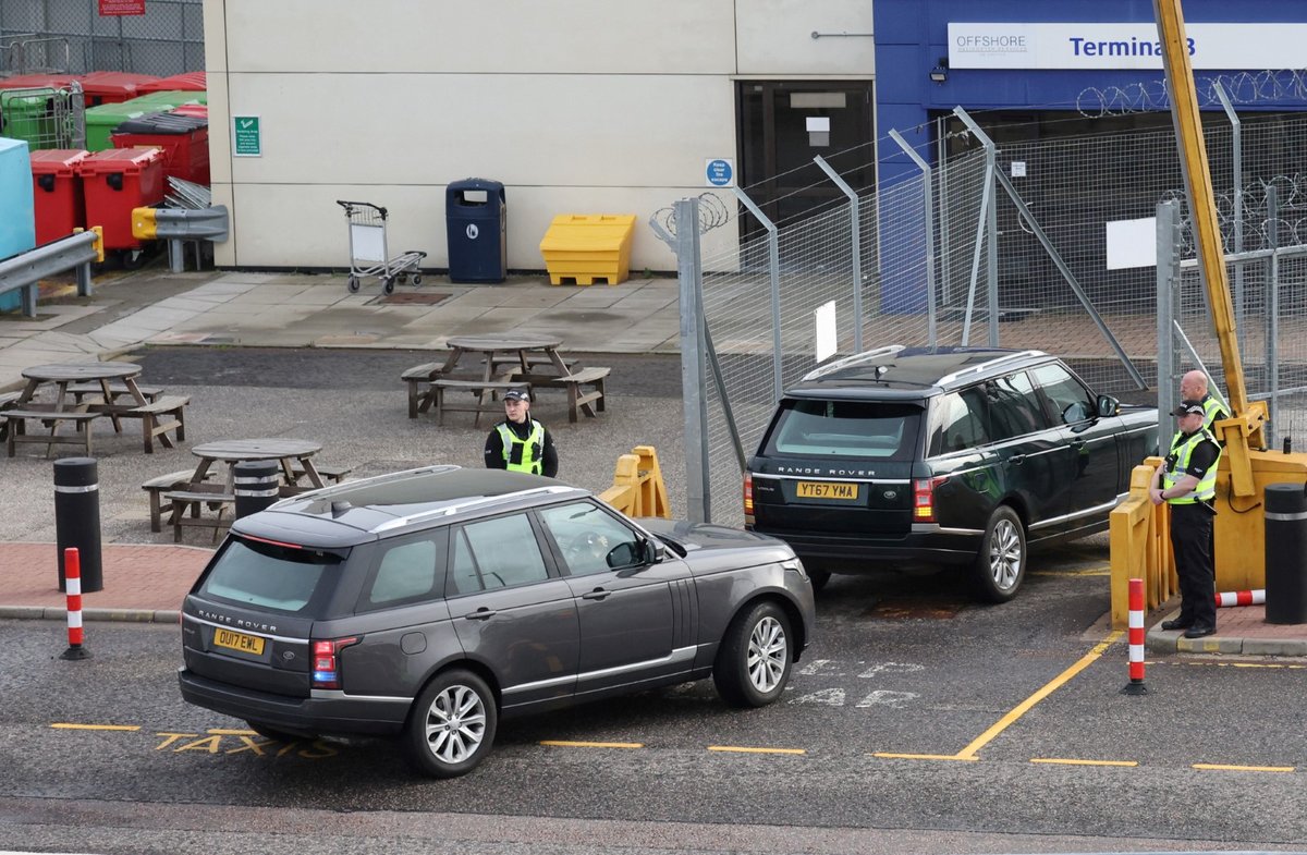 Auto, ve kterém má sedět princ Harry, přijíždí na letiště v Aberdeenu.