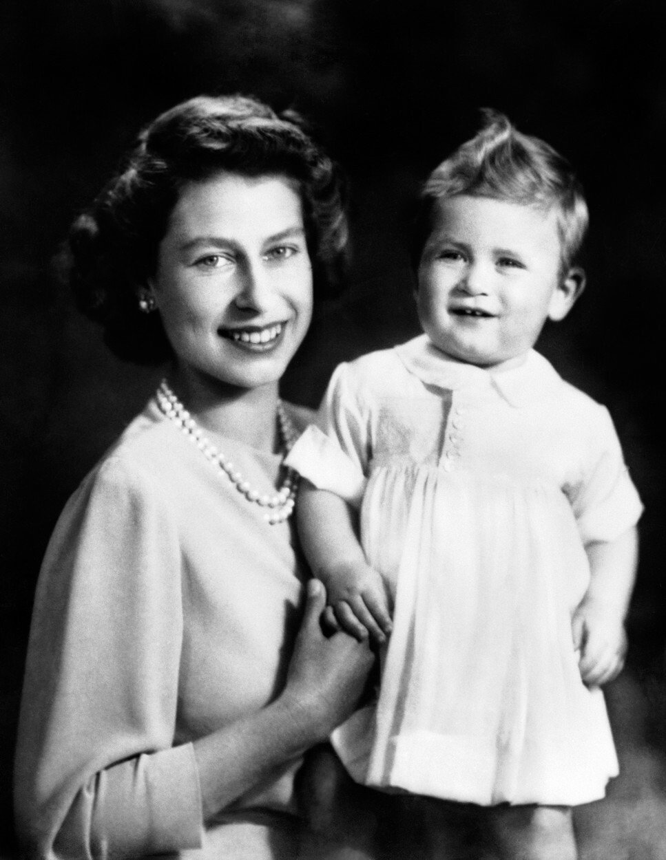 Královna Alžběta II. s malým princem Charlesem