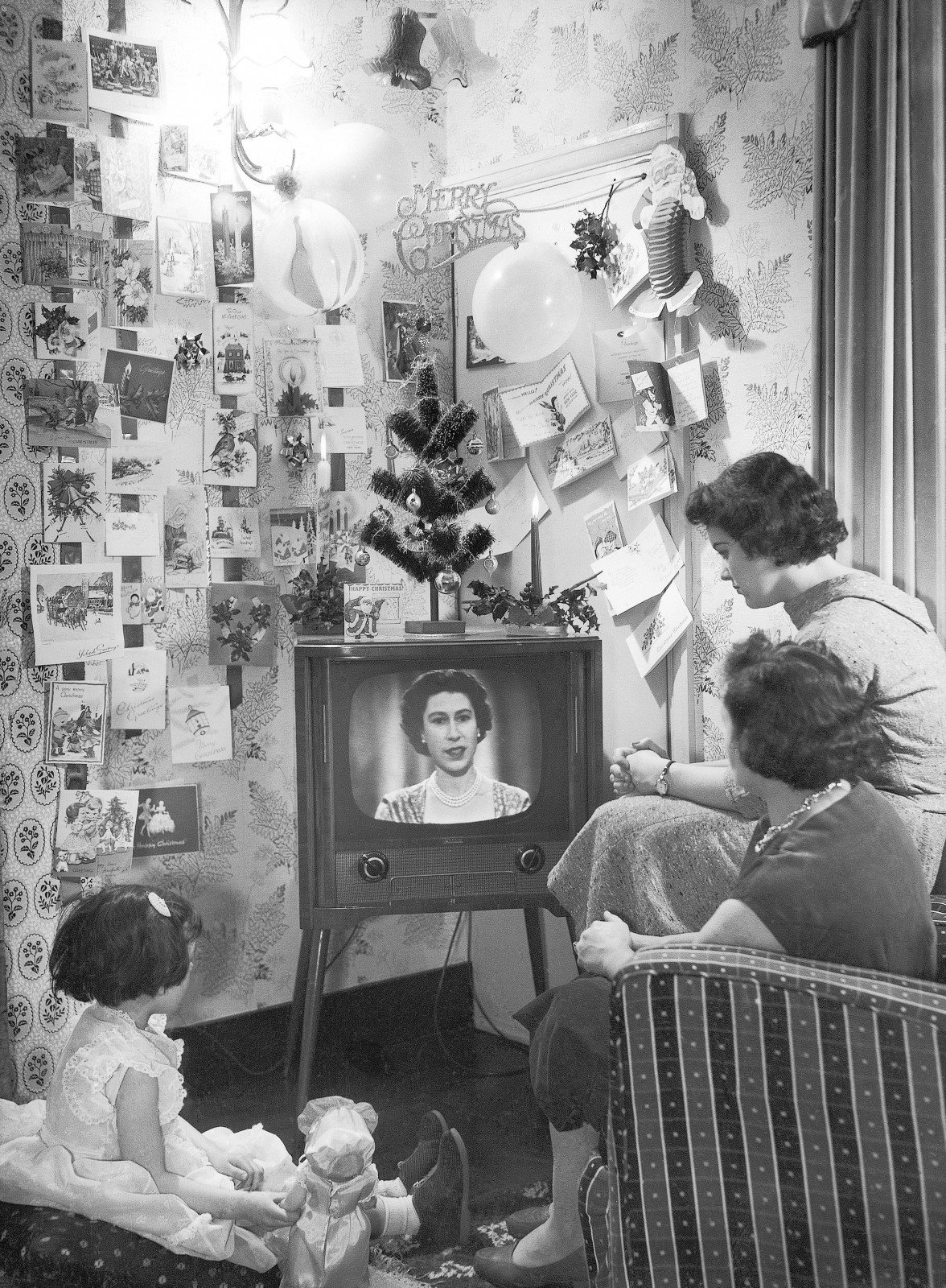 Rodina sleduje v televizi první projev královny Alžběty II.