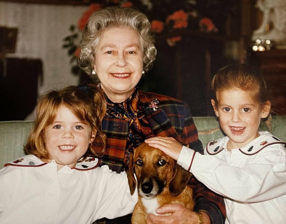 Královská rodina zveřejnila fotky královny Alžběty II. z jejího soukromého života.