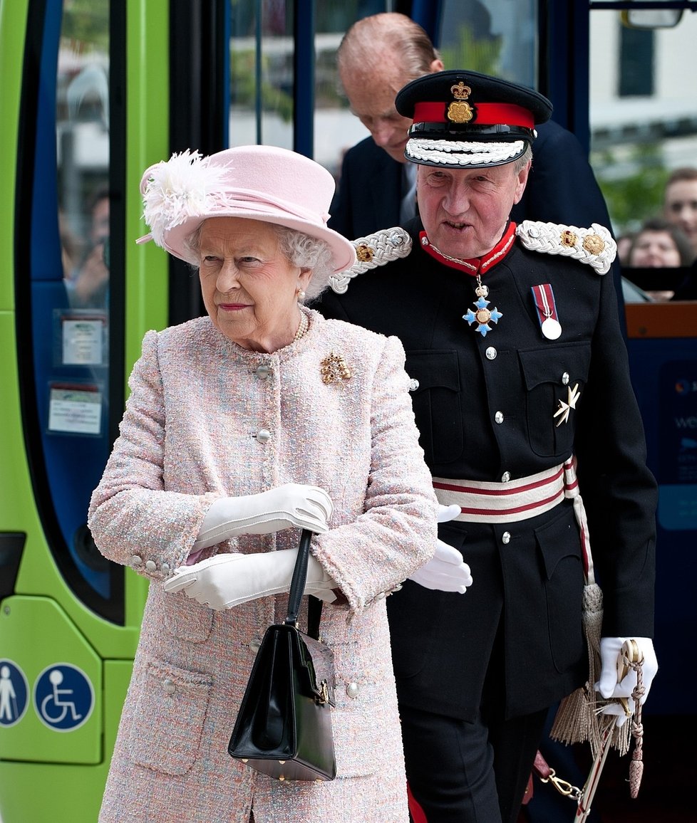 Alžběta II. se projela veřejným autobusem.