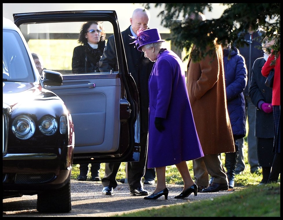 Královna Alžběta II. po návštěve kostela rychle skočila do auta, aniž by se na chvíli zastavila u svýh příznivců, kteří za ní jeli několik desítek kilometrů.