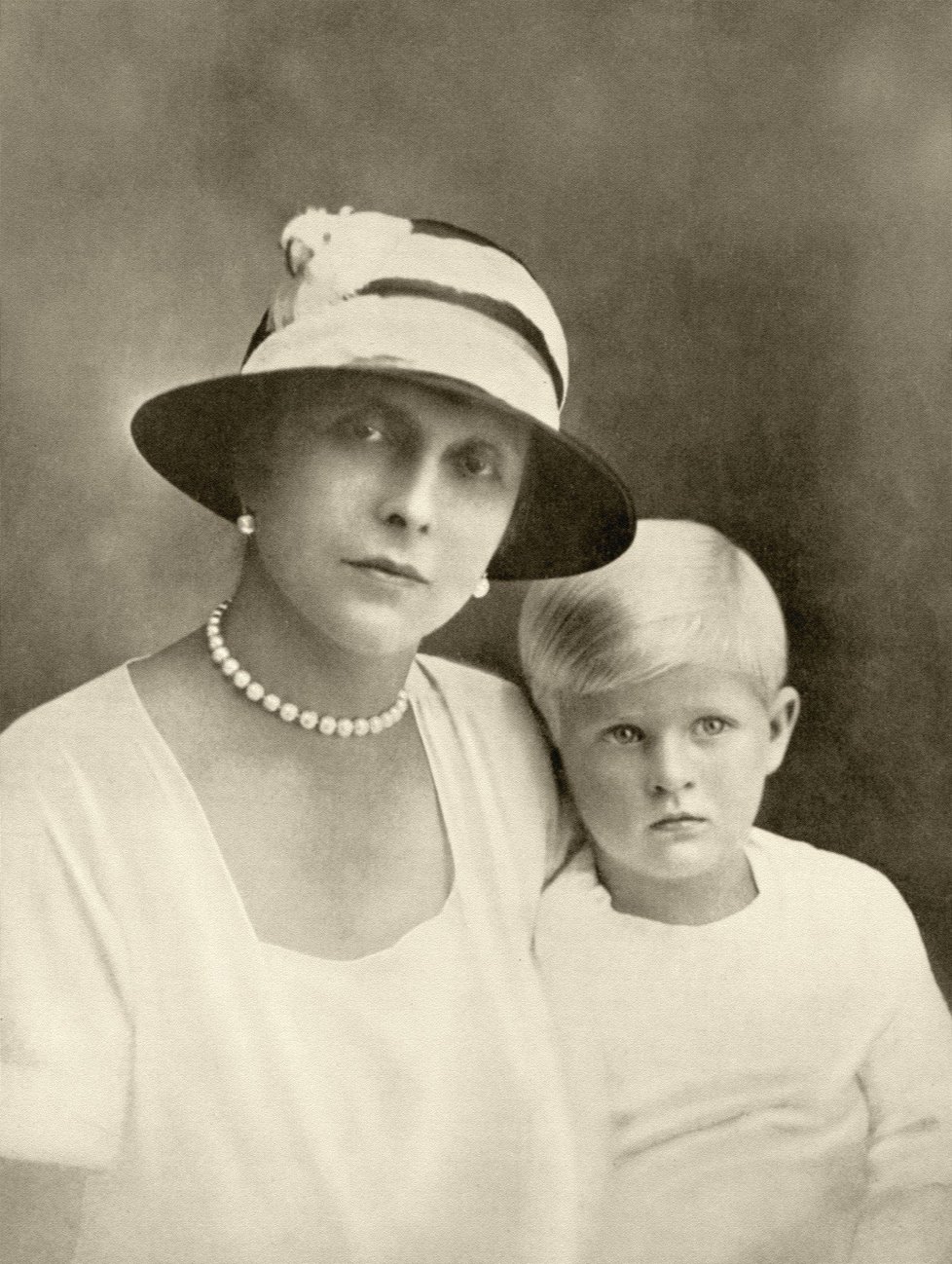 Princ Philip s matkou, princeznou Alicí.