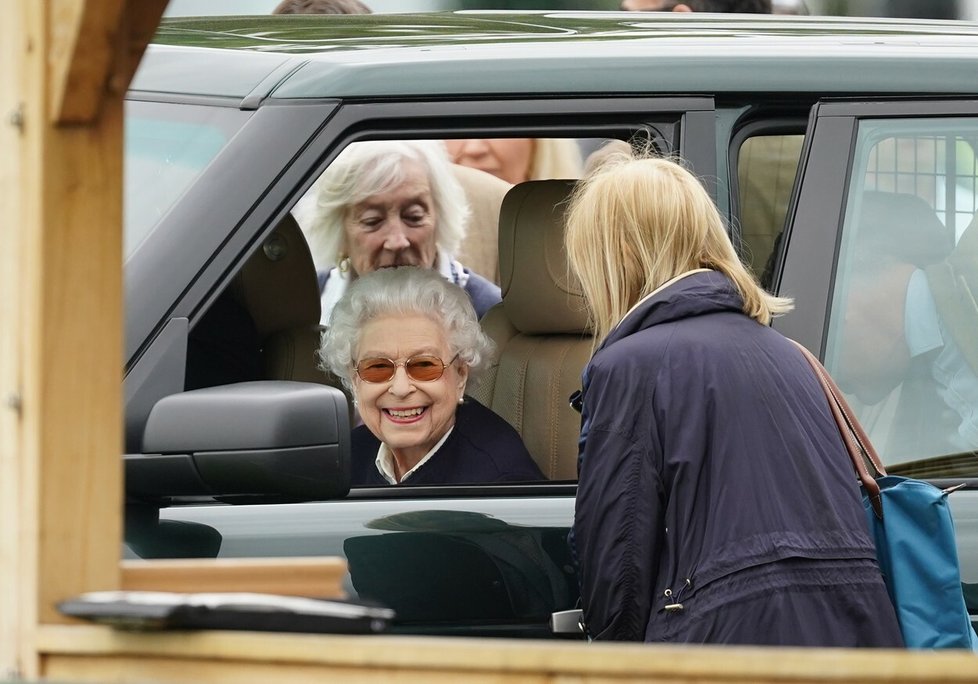 Královna na koňské přehlídce zářila úsměvy na všechny strany.