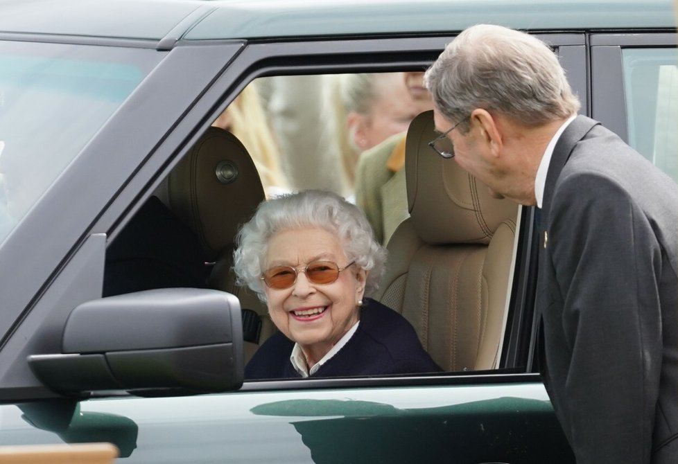 Královna na koňské přehlídce zářila úsměvy na všechny strany.