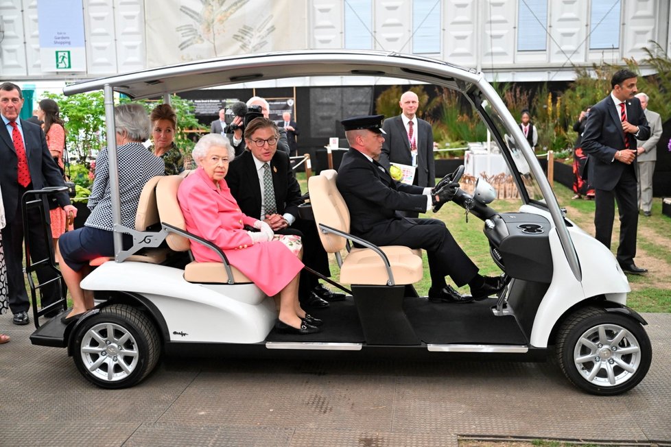 Královna po výstavě květin jezdila v golfovém vozítku.