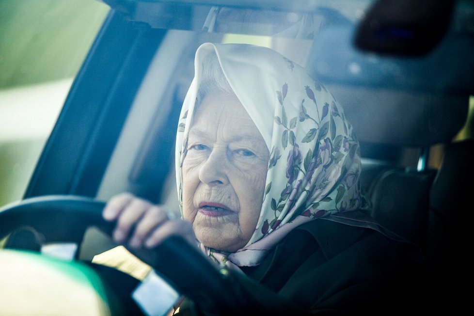 Královna Alžběta II. byla vášnivou řidičkou aut.