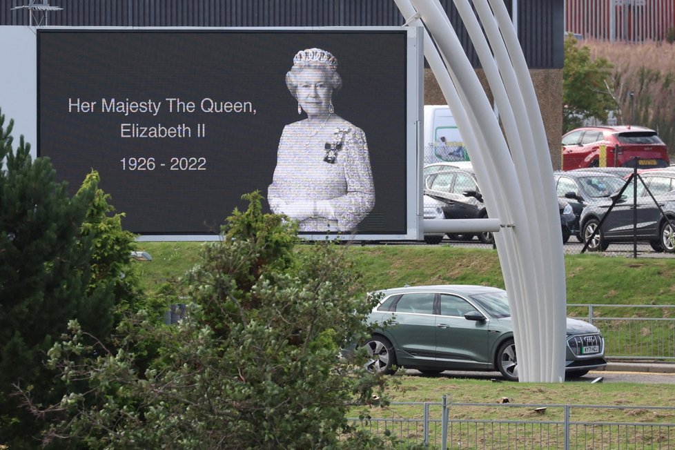 Británie truchlí kvůli úmrtí královny.