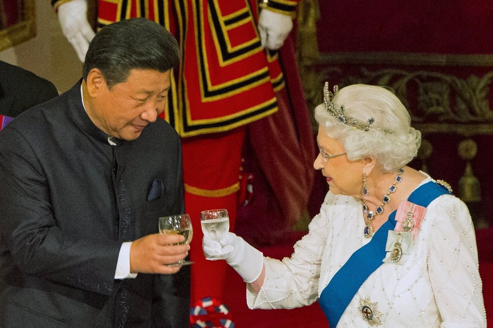Královna Alžběta II. si přiťukla s čínským prezidentem Si Ťin-pchingem.