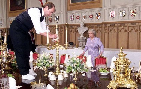 Královna před Alžběta banketem osobně zkontrolovala jídelnu! Tolik jí záleželo na tom, aby vše bylo stoprocentní!