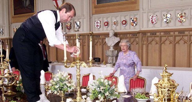 Královna Alžběta před banketem osobně zkontrolovala jídelnu! Tolik jí záleželo na tom, aby vše bylo stoprocentní!