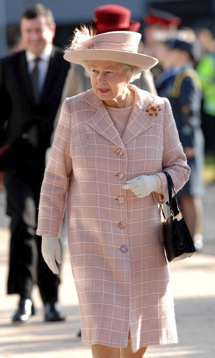 2007Tajemství stylu královny Alžběty: Odkud jsou její deštníky a proč nosí jasné barvy?