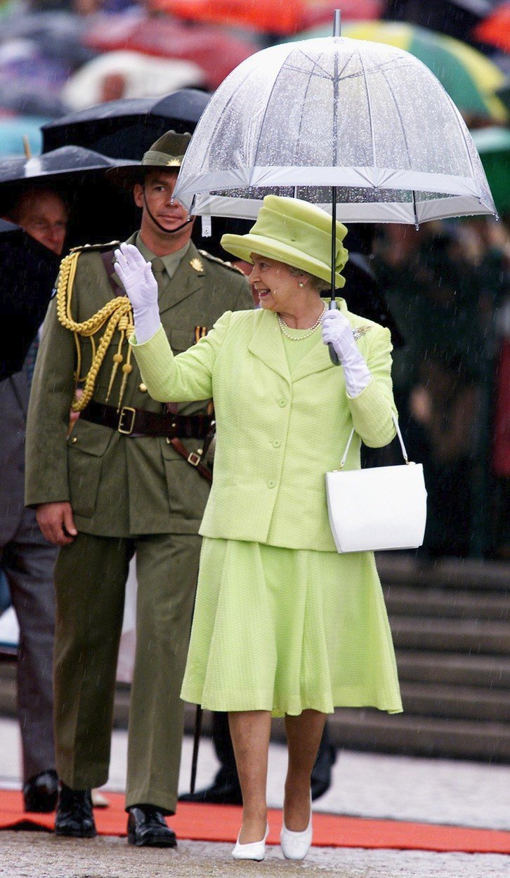 Tajemství stylu královny Alžběty: Odkud jsou její deštníky a proč nosí jasné barvy?