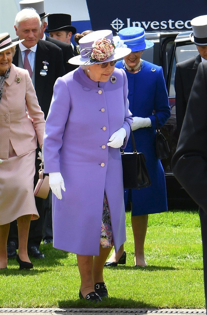 201Tajemství stylu královny Alžběty: Odkud jsou její deštníky a proč nosí jasné barvy?8