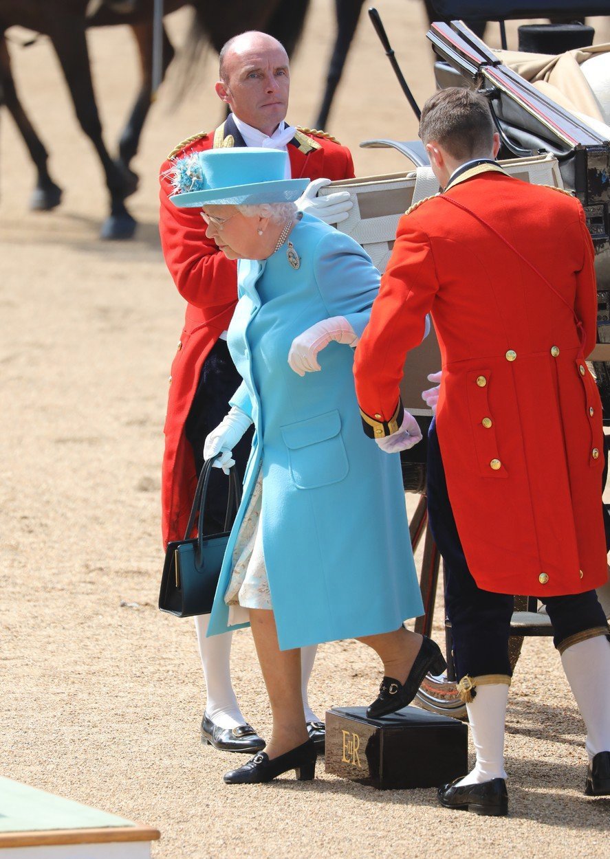 2018Tajemství stylu královny Alžběty: Odkud jsou její deštníky a proč nosí jasné barvy?