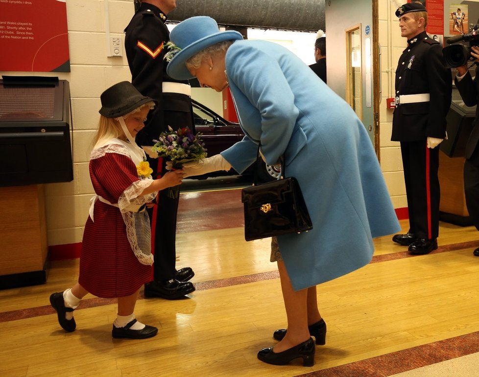 Maisie Gregory podává ruku královně.