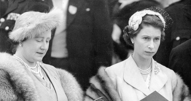 Královna Alžběta s matkou