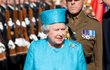 Královna Alžběta II. a její módní vkus: Typické kostýmky