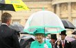 Královna Alžběta II. a její módní vkus: Vyladěný je i deštník