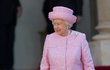 Královna Alžběta II. a její módní vkus: Typické kostýmky