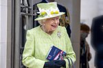 Královna Alžběta II. a její módní vkus: V pokrývkách hlavy experimentuje