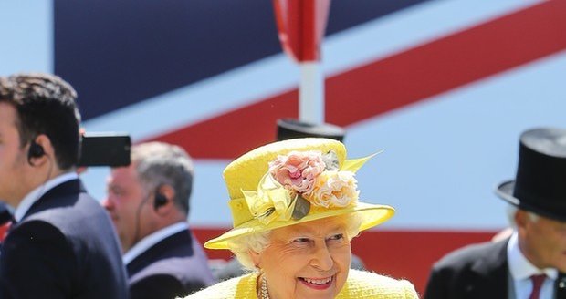 Královna Alžběta II. a její módní vkus: Barvy bere jako povinnost