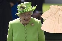 Dětské oblečky královské rodiny na prodej! Co nosila Alžběta jako miminko?