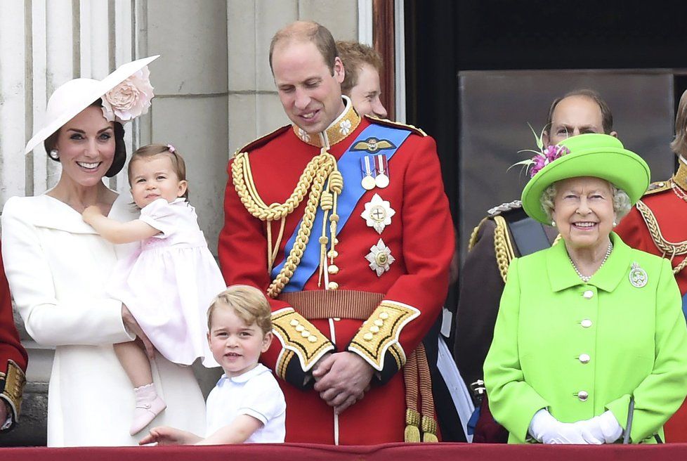 Královna Alžběta II. s Williamem, Kate a jejich ratolestmi