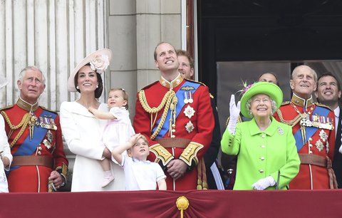 Královně přála i sladká Charlotte: Princeznička poprvé na slavném balkonu Buckinghamského paláce